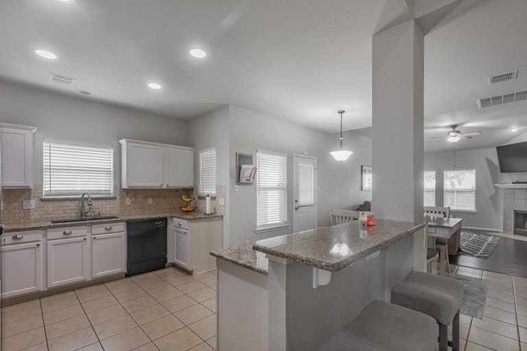 Photo 9 of 36 - 2854 Gospel Dr, Dallas, TX 75237