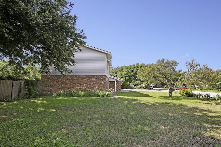 Photo 2 of 25 - 5501 Misty Meadow Dr, North Richland Hills, TX 76180