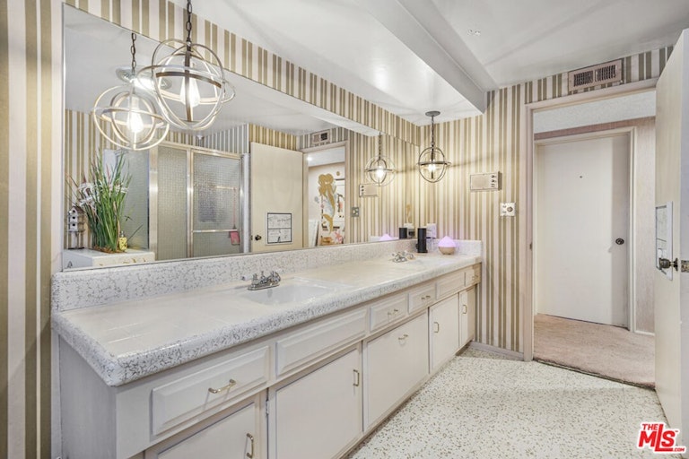 Photo 19 of 23 - 18116 Chardon Cir, Encino, CA 91316