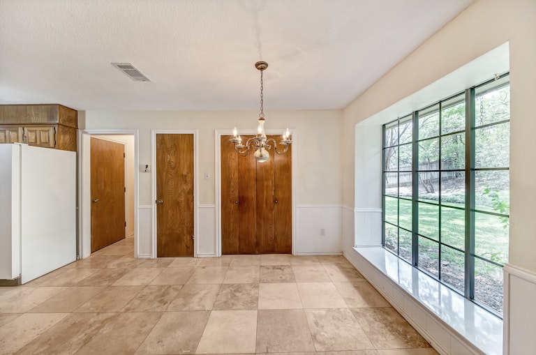 Photo 10 of 32 - 2233 Stafford Dr, Arlington, TX 76012