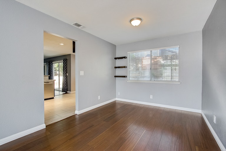 Photo 17 of 39 - 4025 Honey Rose Pl, Antelope, CA 95843
