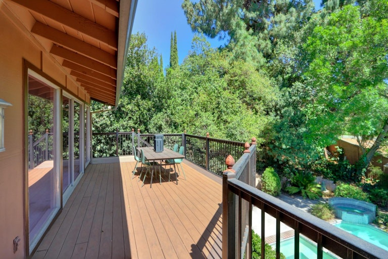 Photo 24 of 70 - 4040 Crondall Dr, Sacramento, CA 95864