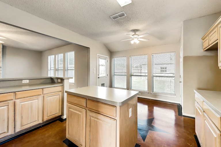 Photo 2 of 24 - 5706 Homestead Rd, Arlington, TX 76017