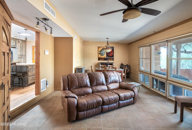 Photo 12 of 31 - 2515 N Rising Star Trl, Tucson, AZ 85745