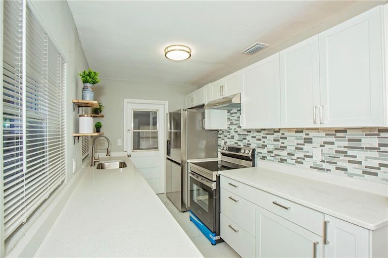 Photo 6 of 36 - 8301 Edie Way, Orlando, FL 32810