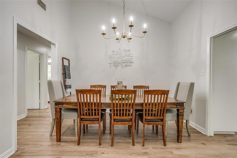 Photo 17 of 40 - 312 Emerald Ct, Burleson, TX 76028