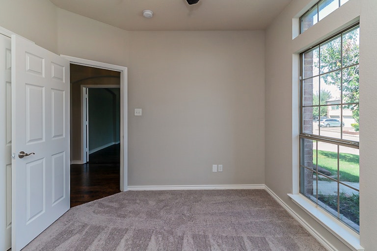 Photo 20 of 32 - 6813 White River Dr, Fort Worth, TX 76179