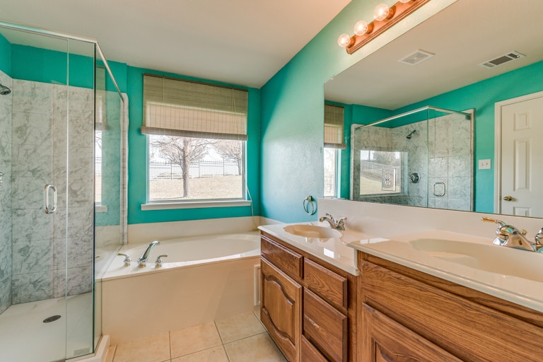 Photo 13 of 25 - 1815 Avonlea Dr, Rockwall, TX 75087
