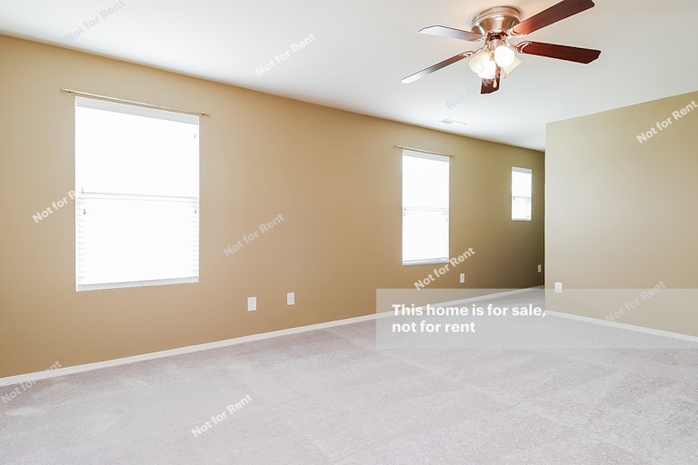 Photo 13 of 26 - 526 Kerriann Ln, Clayton, NC 27520