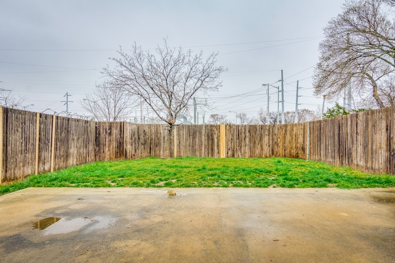 Photo 5 of 23 - 505 Country View Ln, Garland, TX 75043