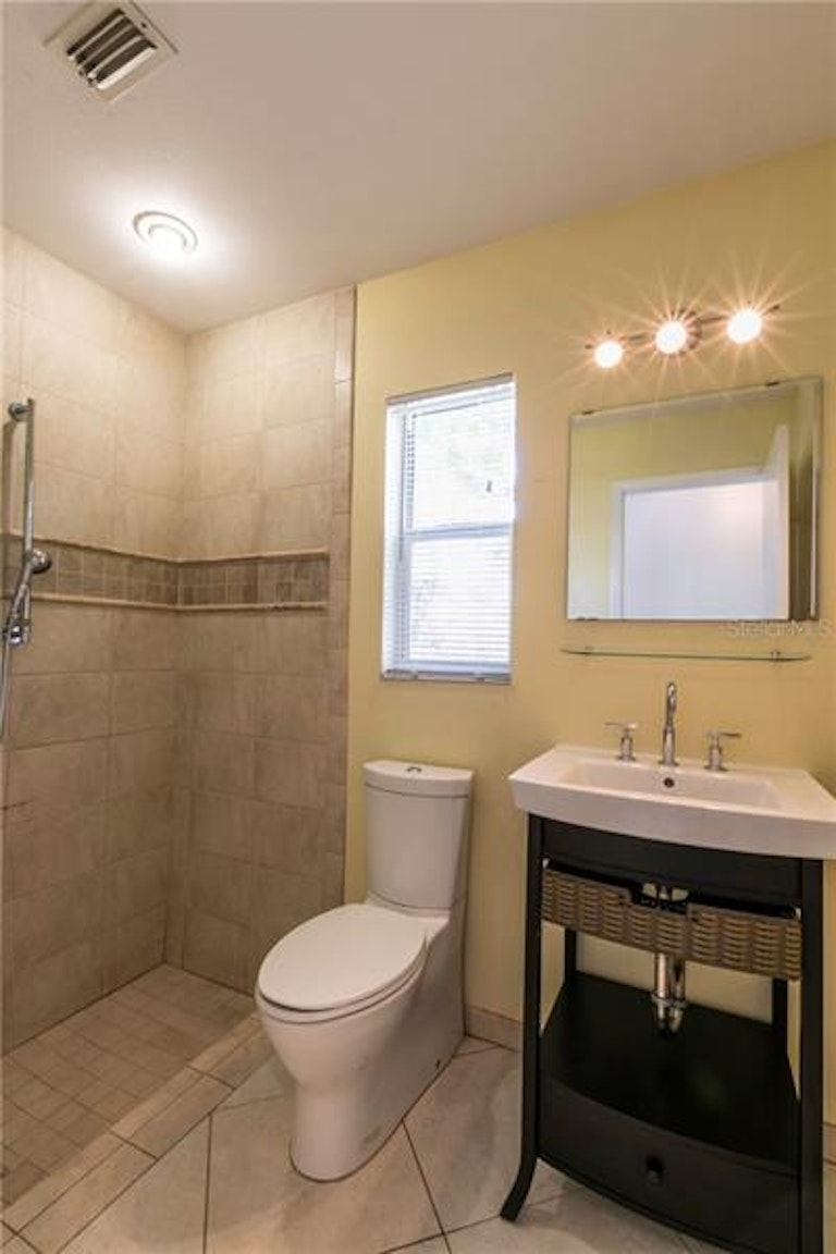 Photo 15 of 25 - 16618 Vallely Dr, Tampa, FL 33618