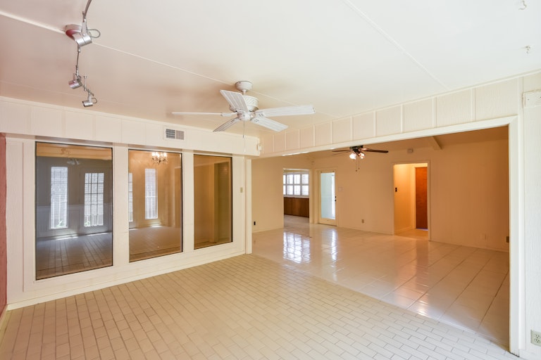 Photo 9 of 25 - 5801 Winterhaven Dr, Windcrest, TX 78239