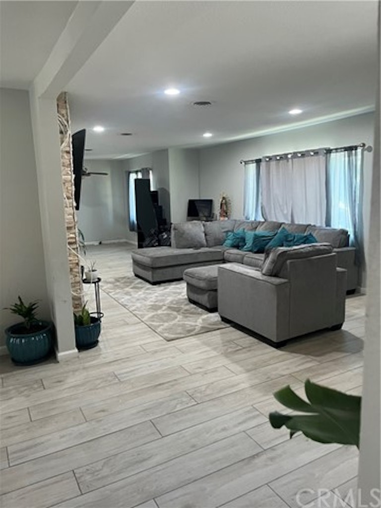 Photo 4 of 16 - 1929 E Oakland Ave, Hemet, CA 92544