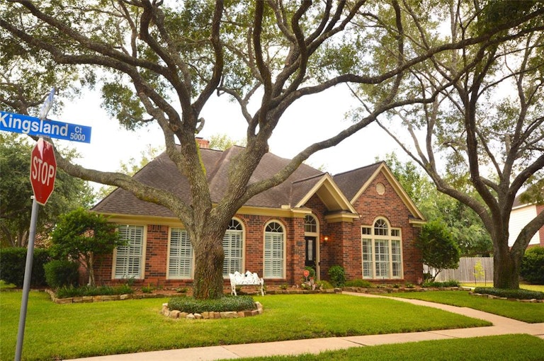 Photo 1 of 44 - 5003 Kingsland Ct, Sugar Land, TX 77479