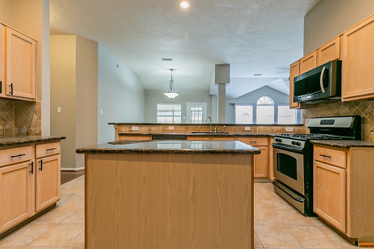 Photo 4 of 30 - 1611 Glacier Blue Dr, Fresno, TX 77545