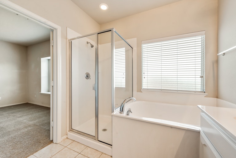 Photo 4 of 27 - 9864 Gallatin Ln, Fort Worth, TX 76177
