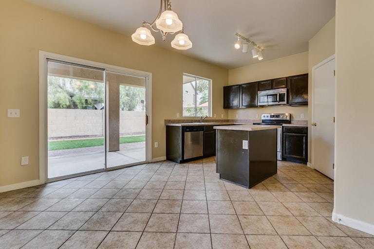 Photo 2 of 33 - 4106 W Carter Rd, Phoenix, AZ 85041