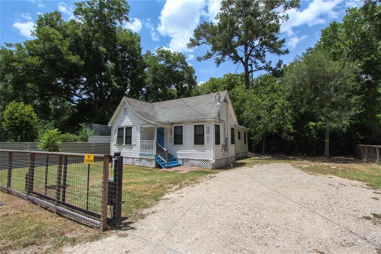 Photo 2 of 15 - 892 Mansfield St, Houston, TX 77091