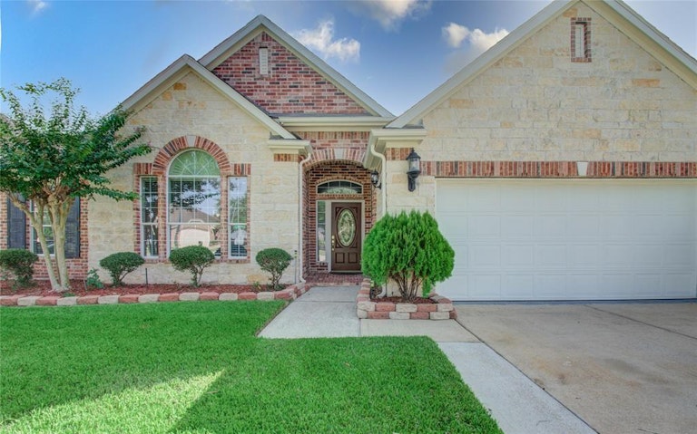 Photo 2 of 49 - 4476 Chestnut Cir, Friendswood, TX 77546