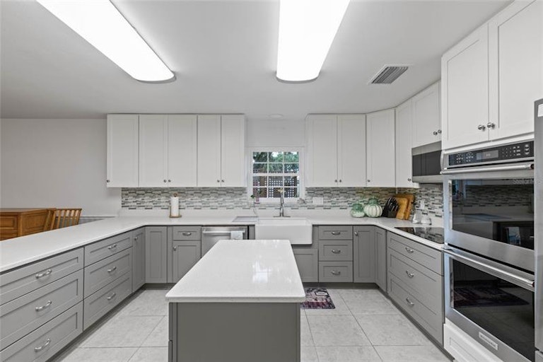 Photo 10 of 56 - 721 W Nelson St, Tavares, FL 32778