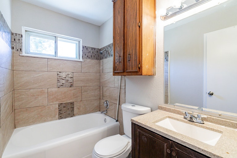 Photo 22 of 25 - 11740 Fernald Ave, Dallas, TX 75218