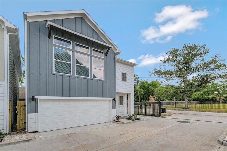 Photo 1 of 28 - 5509 Beall St Unit C, Houston, TX 77091