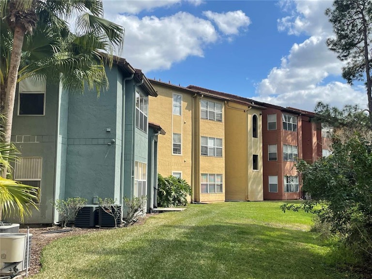 Photo 36 of 44 - 5168 Conroy Rd #25, Orlando, FL 32811