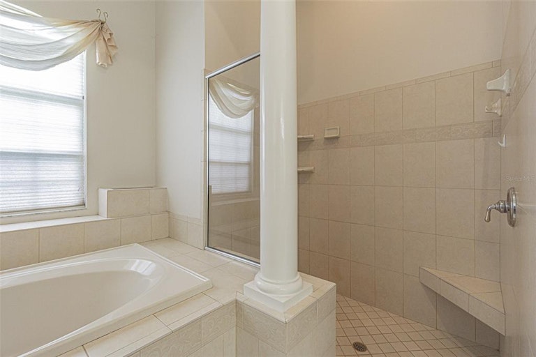 Photo 21 of 36 - 1462 Kensington Woods Dr, Lutz, FL 33549