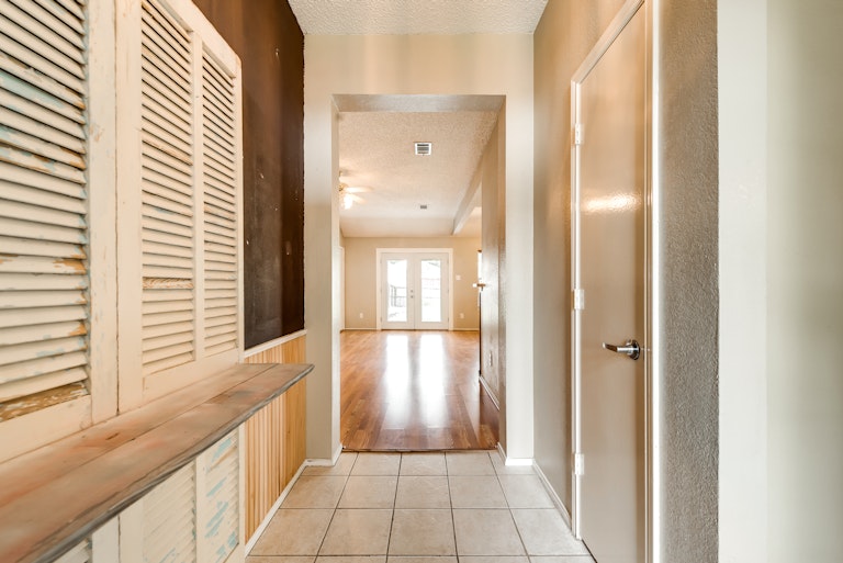 Photo 4 of 29 - 2736 Hidden Springs Dr, Mesquite, TX 75181