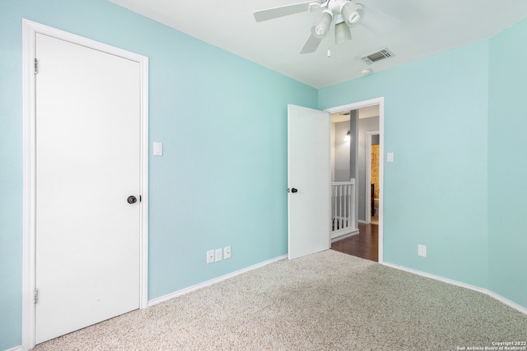 Photo 12 of 24 - 5959 Woodridge Cv, San Antonio, TX 78249