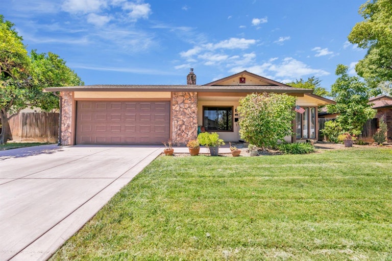 Photo 1 of 48 - 10 Glenville Cir, Sacramento, CA 95826