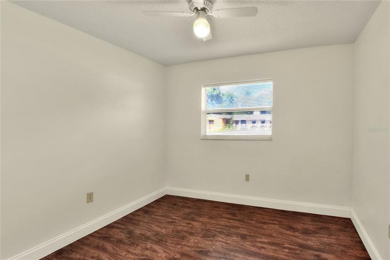Photo 19 of 38 - 4715 Ron Cir, Lakeland, FL 33805