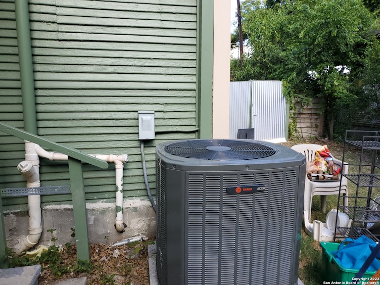Photo 12 of 15 - 105 Aganier Ave, San Antonio, TX 78212