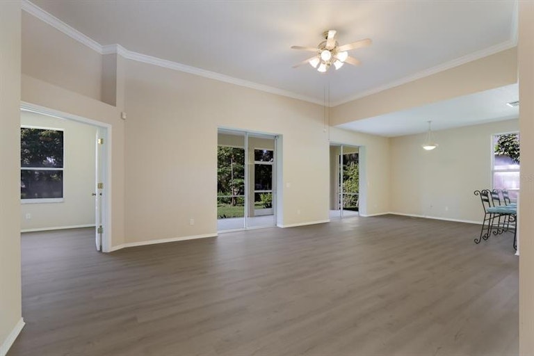 Photo 11 of 28 - 5706 Stone Pointe Dr, Sarasota, FL 34233