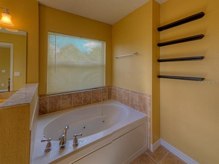 Photo 17 of 25 - 542 Penny Royal Pl, Oviedo, FL 32765