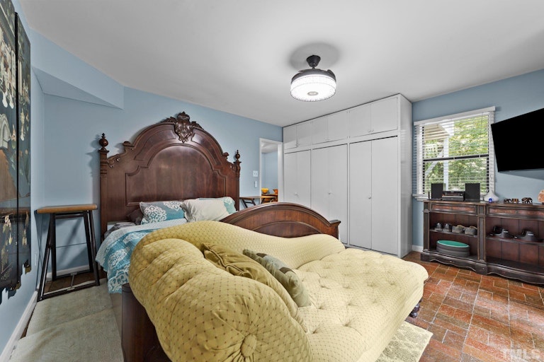Photo 23 of 36 - 317 Stony Hill Rd, Chapel Hill, NC 27516