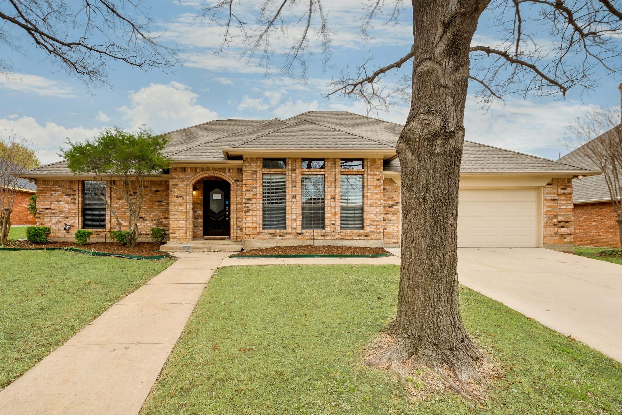 Photo 1 of 27 - 1310 Highland Dr, Mansfield, TX 76063