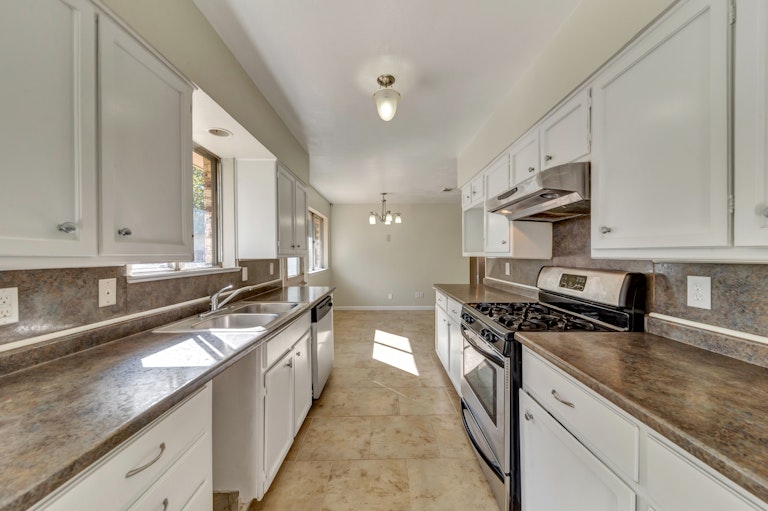 Photo 2 of 24 - 1918 Glenwick Ln, Irving, TX 75060