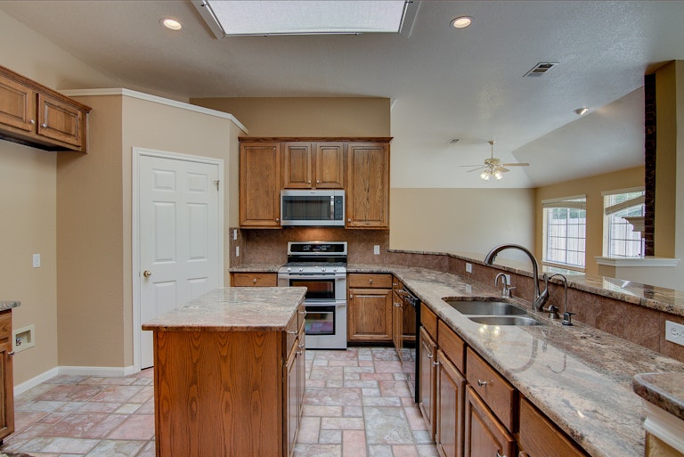 Photo 2 of 31 - 1214 Deepwoods Trl, Leander, TX 78641