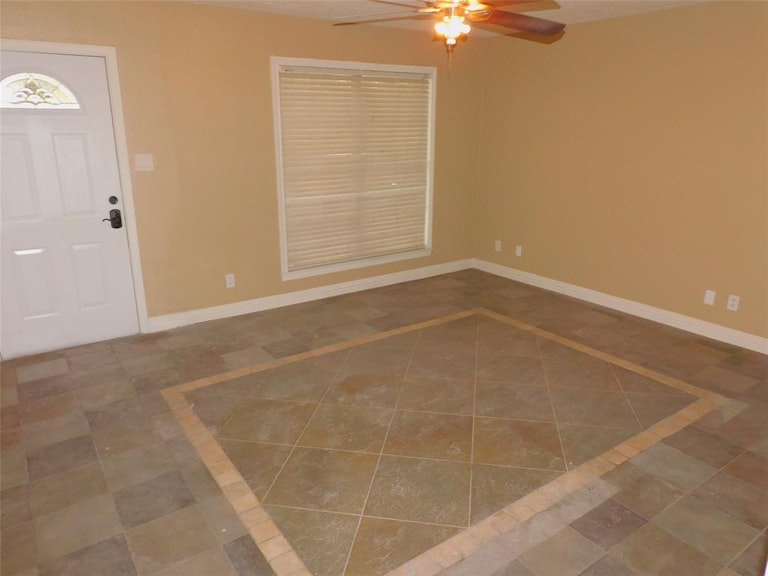 Photo 4 of 15 - 2812 Morningside Ln, Pasadena, TX 77506