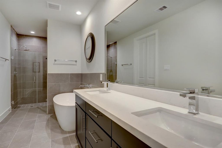 Photo 4 of 14 - 9510 Retriever Way, Houston, TX 77055