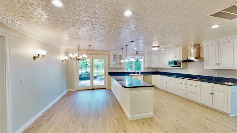Photo 5 of 39 - 11306 Cedarwood Dr, Humble, TX 77338