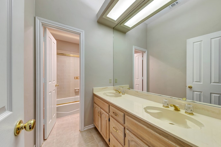 Photo 27 of 31 - 1401 Treeline Dr, Desoto, TX 75115