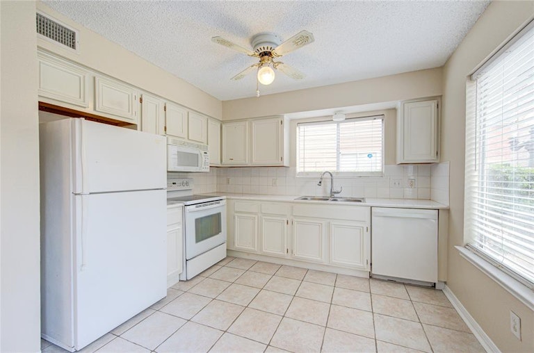 Photo 31 of 37 - 12200 Overbrook Ln #31A, Houston, TX 77077