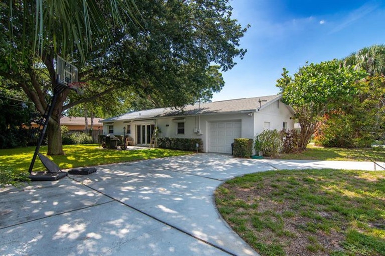 Photo 2 of 23 - 6440 27th Ave N, Saint Petersburg, FL 33710