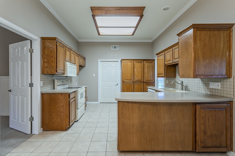 Photo 4 of 28 - 124 Hummingbird Ln, Justin, TX 76247