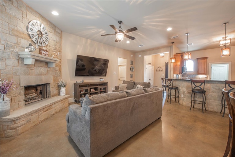 Photo 8 of 29 - 317 Bluestem Cv, Georgetown, TX 78633