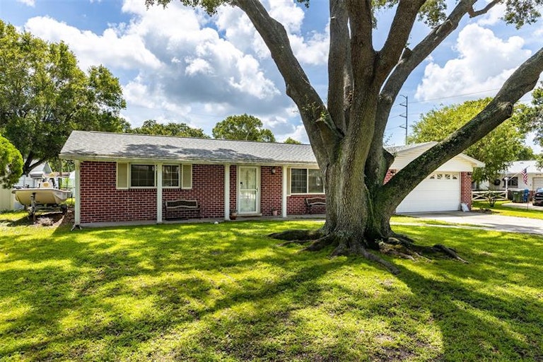 Photo 3 of 33 - 923 Phyllis Ave, Largo, FL 33771