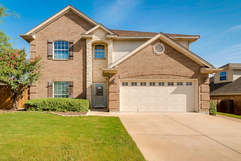 Photo 1 of 33 - 5209 Malibu St, Fort Worth, TX 76244