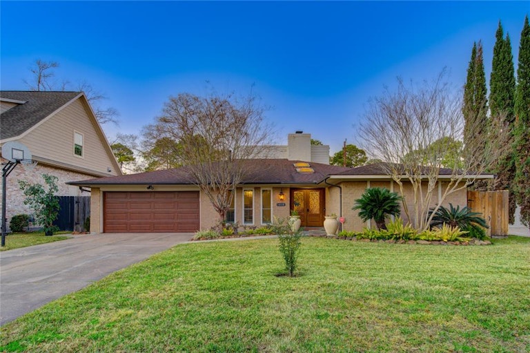 Photo 2 of 32 - 14118 Barryknoll Ln, Houston, TX 77079
